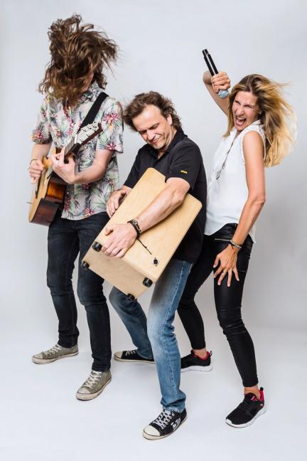 JustBrill!-unplugged Promofoto hochkant 96